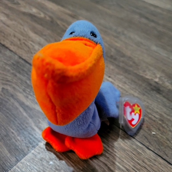 Scoop beanie baby with tag still attached
